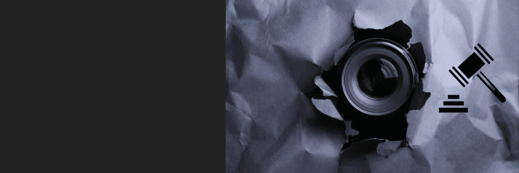 Kameralinse ragt durch schwarze Papiertüte mit Richterhammer daneben – Symbolbild für rechtliche Fragen zu versteckten Kameras