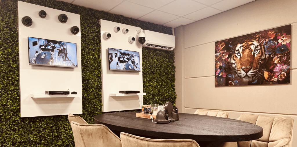 Moderner Showroom mit verschiedenen Überwachungskameras, Monitoren und stilvollem Interieur, ideal für persönliche Beratung und Systemvorführung