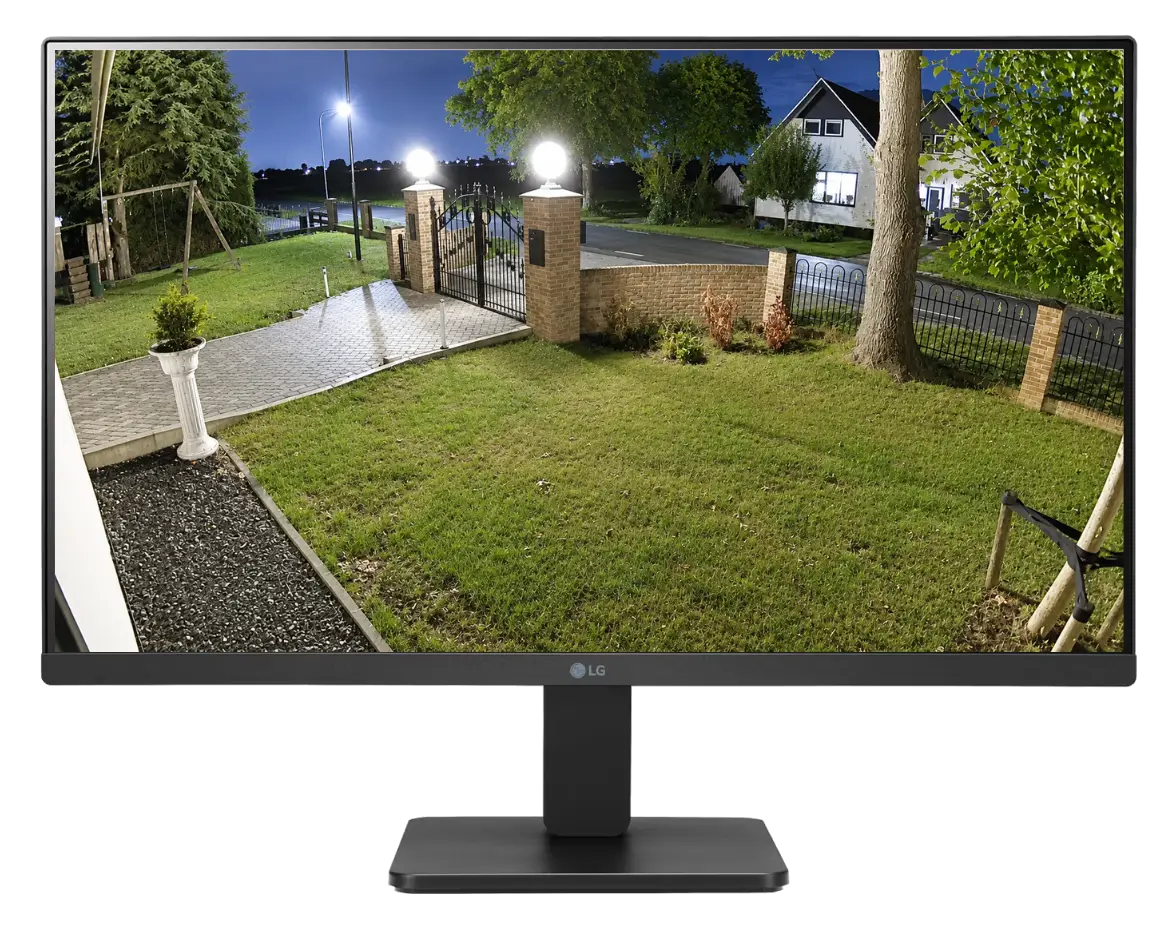 Ein Samsung-Monitor zeigt eine Sicherheitskameraaufnahme eines Firmenhofs, auf dem ein weißes Auto vor mehreren grauen Lagertoren steht.